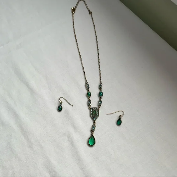 EMERALD AND BLUE FAUX RHINESTONE NECKLACE AND MATCHING EARRINGS SET, VINTAGE - Picture 2 of 6